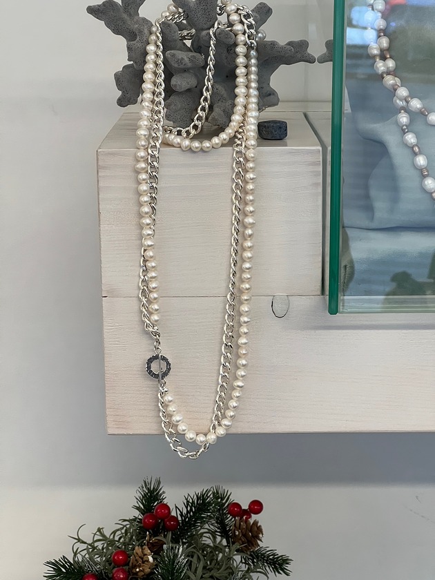 srebrne naszyjniki Okazały naszyjnik z  hodowlanych perełami  z złotymi elementami