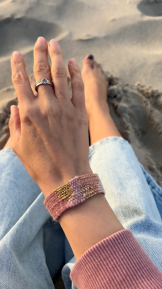 bransoletki na sznurku Bransoletka handmade, ręcznie robiona na krośnie w odcieniach różu
