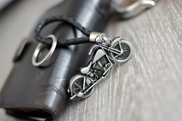 breloki Brelok  do kluczy MOTOCYKL" Z CZARNYM RZEMIENIEM SKÓRZANYM