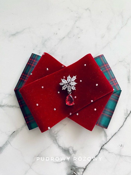 broszki Aksamitna Brosza z delikatnym kryształkiem