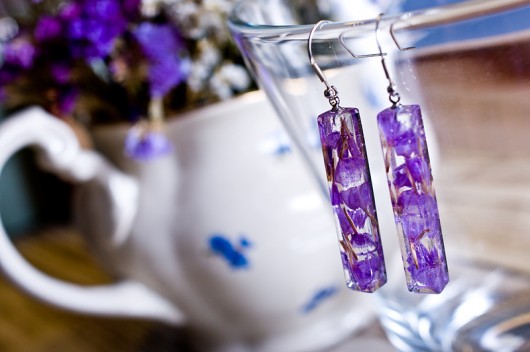 Kolczyki z fioletowymi płatkami w żywicy So Jewelry