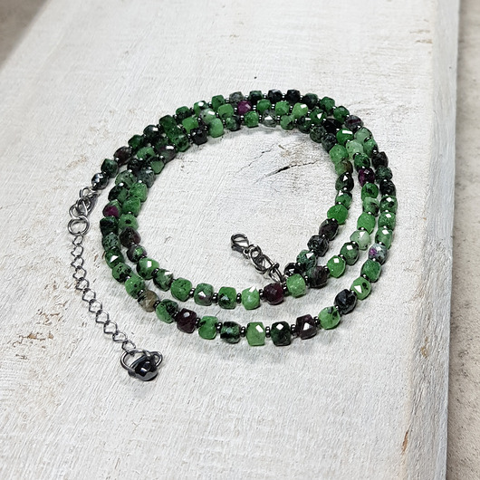 korale Zoisyt z rubinem s197