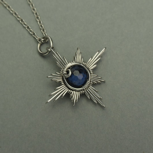 wisiory Mały wisiorek róża wiatrów niebieski dumortieryt wire wrapping