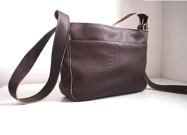 torby na ramię Brązowa czekoladowa listonoszka z szerokim paskiem