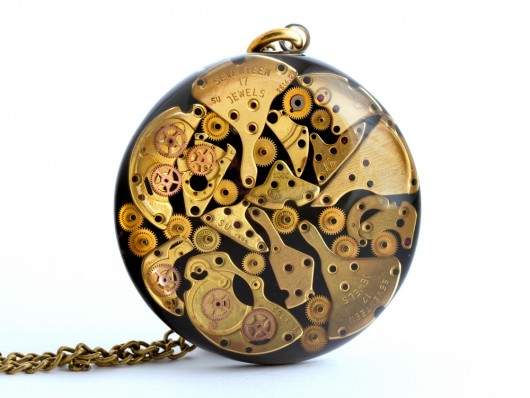 BLADES OF TIME - GOLDRUSH - Wisior DROBINY CZASU