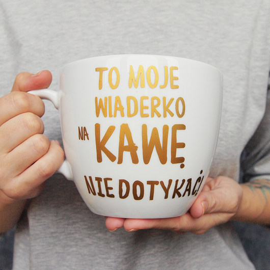 Litrowy kubek ze złotym napisem ONE MUG A DAY