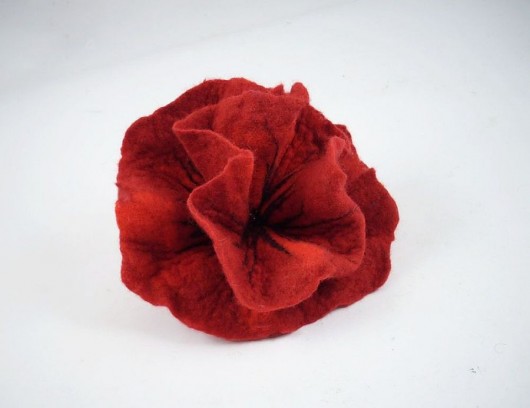 Jedwabnofilcowa Broszka: Black & Red filcant