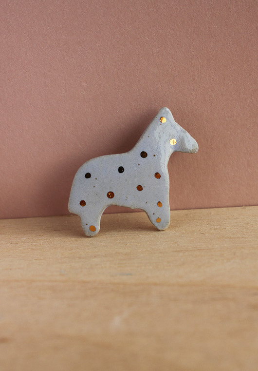 broszki Ceramiczna broszka Koń lawendowa w kropeczki