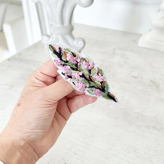 broszki Broszka KWIAT 17 ręcznie haftowana przypinka z koralikami