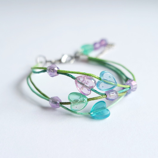 bransoletki na sznurku Bransoletka - Zielone serduszka  - sznureczki