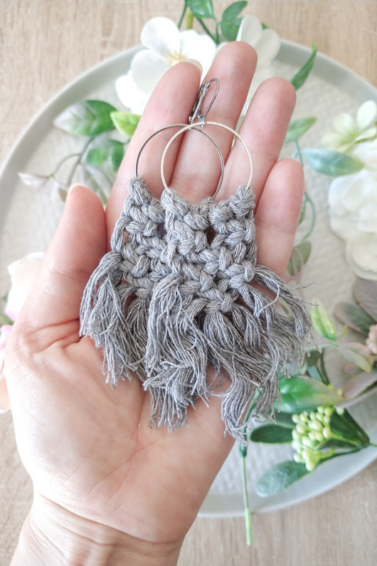 Srebrzysto-szare plecione kolczyki chwosty boho by Matusevic