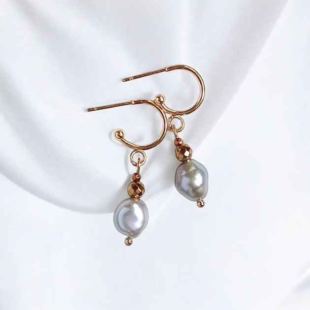 kolczyki pozłacane LUX. Srebrne perły - kolczyki na okrągłych sztyftach