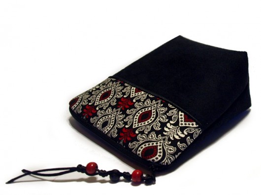 kosmetyczka - black & red & white  ornamenty IV MOONAXA