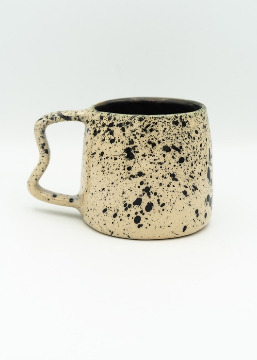 kubki Ceramiczny kubek z falistym uszkiem