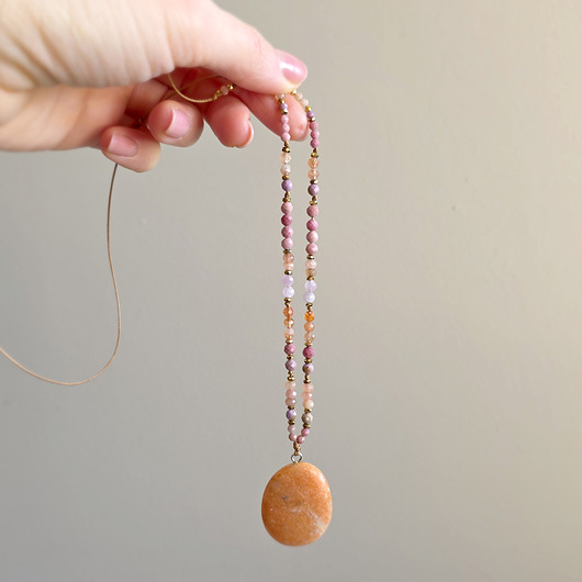 wisiory Naszyjnik kalcyt, fosfosyderyt, kamień słoneczny, rodonit, kunzyt