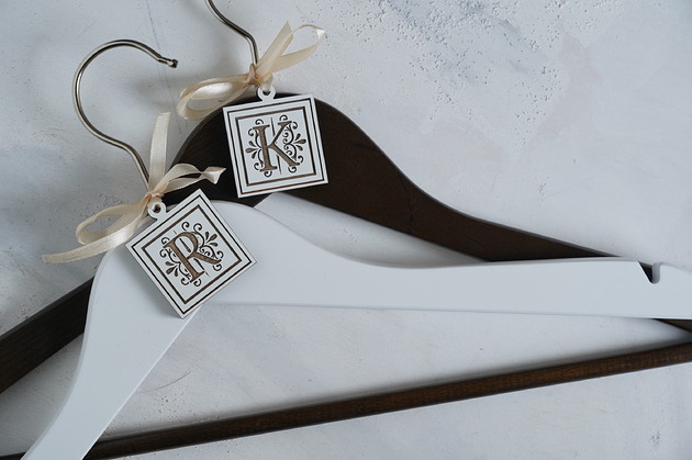 dodatki ślubne Zestaw 2 Wieszaków Ślubnych z Monogramami, prezent dla Narzeczonych