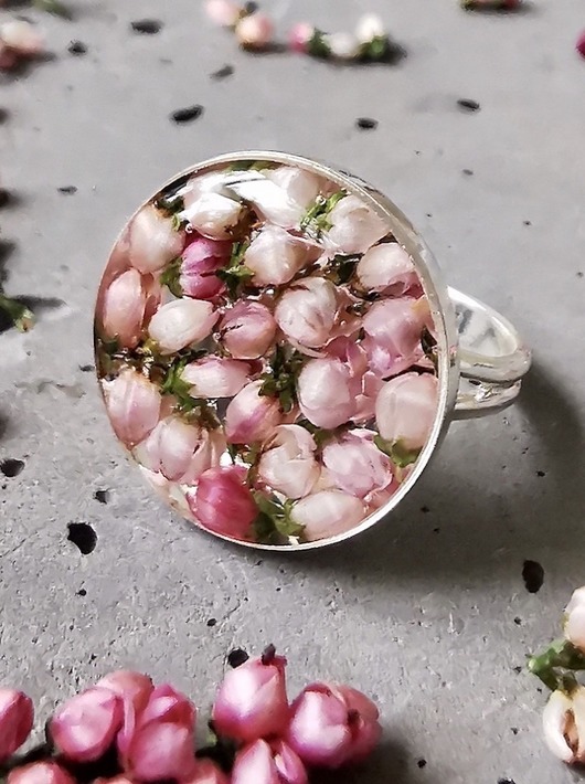 Pierścionek z wrzosem zatopionym w żywicy Grol Jewellery