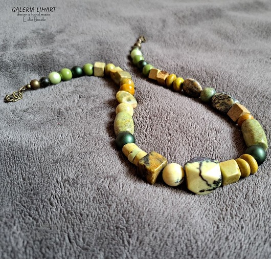 korale Na elegancko i unikatowo Naszyjnik z mixu specjalnie dobranych zielonych kamieni