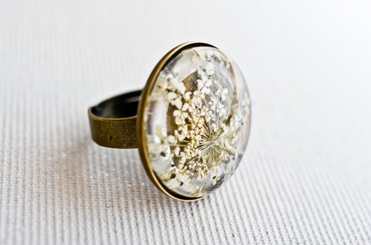 Pierścionek z żywicy z białym kwiatkiem So Jewelry