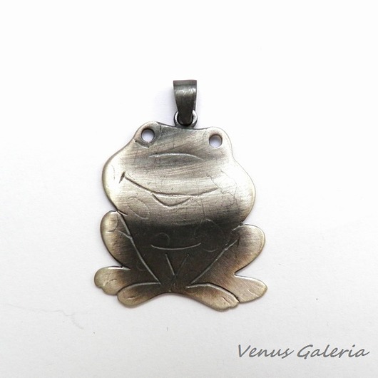Żabka duża - wisiorek srebrny VENUS GALERIA