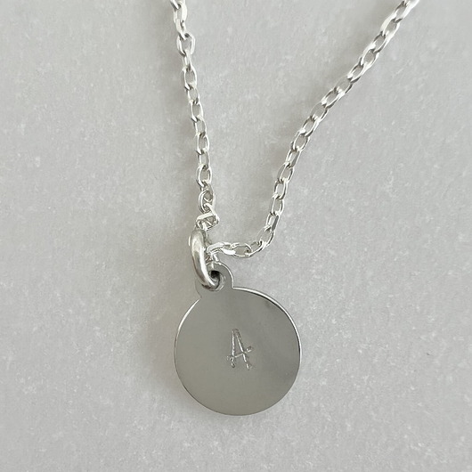 złote naszyjniki Personalizowany naszyjnik z literką blaszka 8 mm, splot ankrowy srebro