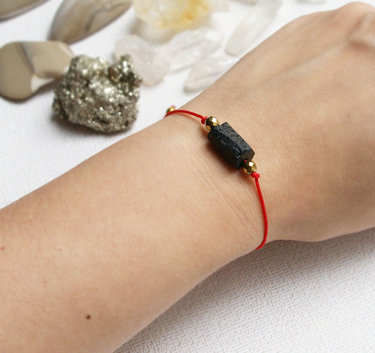bransoletki z kamieni naturalnych OCHRONNA bransoletka - czarny turmalin - CZERWONY sznurek