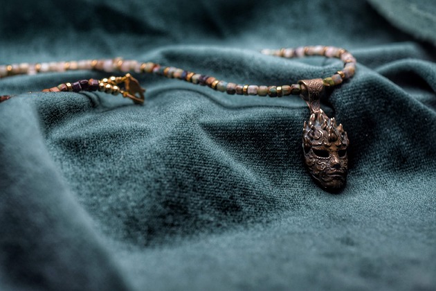 naszyjniki - inne Naszyjnik na kamieniach z wisiorkiem z brązu (To nie jest karnawał)