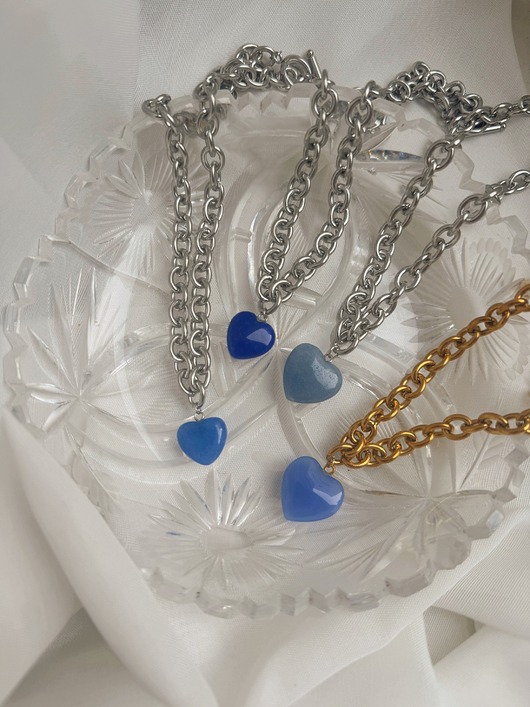 srebrne naszyjniki Naszyjnik łańcuch z serduszkiem z kamienia