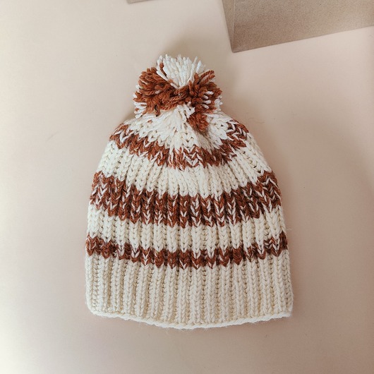 czapki damskie Czapka  z pomponem CREAMY