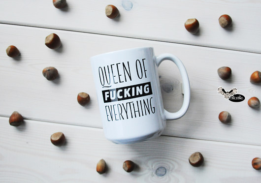 Queen of fucking everything, kubek ceramiczny  Sowia Aleja