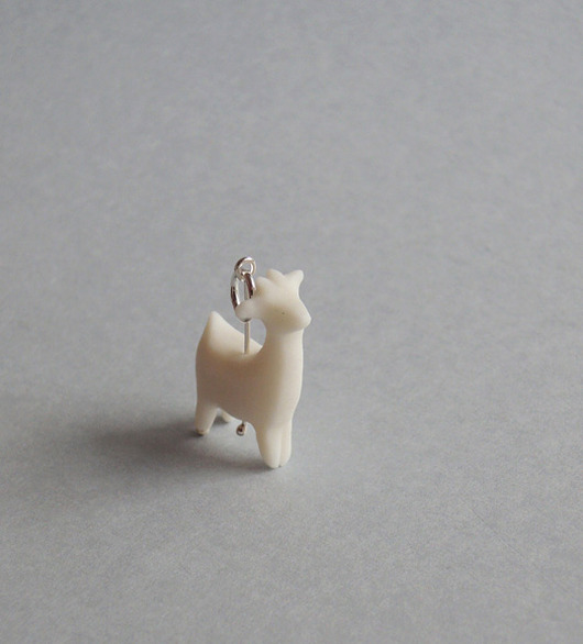wisiory Porcelanowa koza - zawieszka na szyję