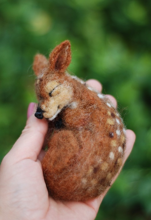misie i maskotki Śpiąca Sarenka- Waldorf Toy