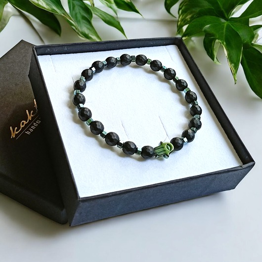 bransoletki z kamieni naturalnych HAMSA - ochrona - fasetowany onyks mat, hematyt emerald