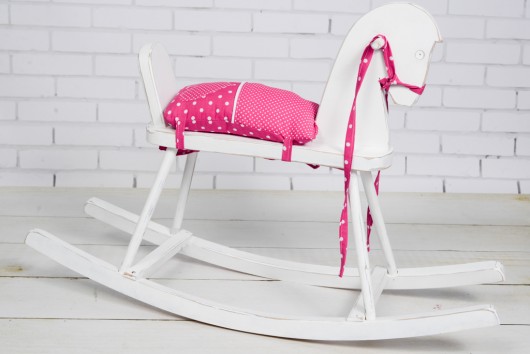 Drewniany Konik na biegunach Pobielony Przetarty LalaShop