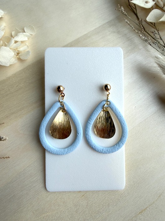 kolczyki z masy plastycznej Kolczyki Krople Frame  z liściem - błękitne LIMITED