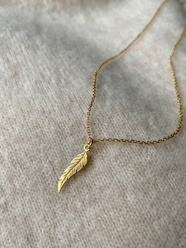 złote naszyjniki Złoty naszyjnik z piórkiem- srebro 925 pozłacane