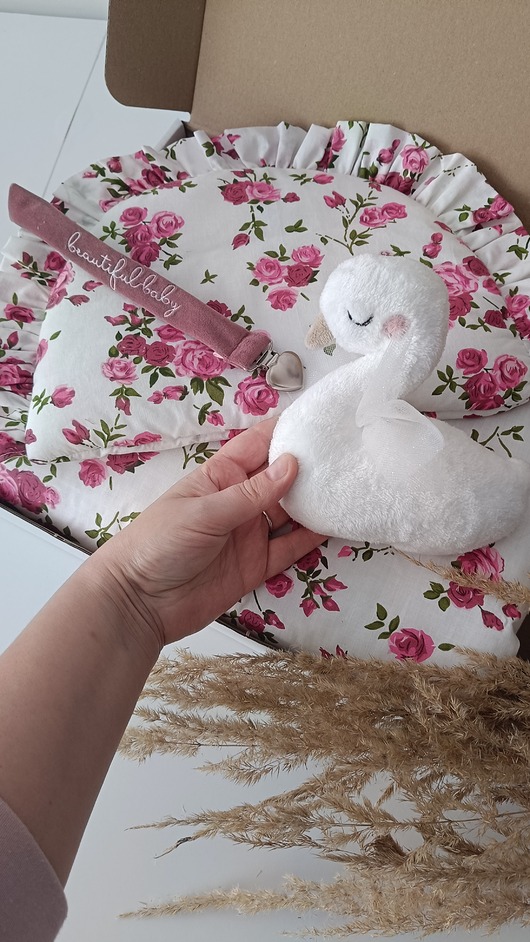 Chrzest - inne Gotowy zestaw prezentowy pościel 75x60cm + poduszka + zawieszka+łabędź