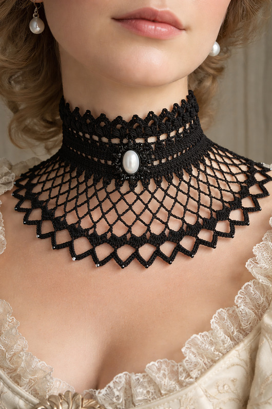 kolie Retro czarna kolia koronkowa z ozdobą i perełkami