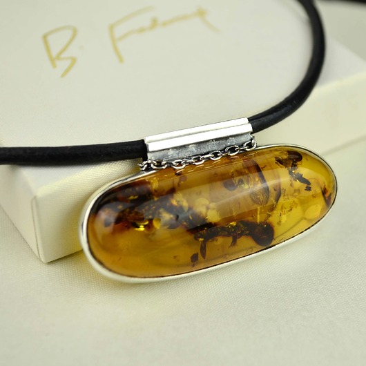 wisiory Naszyjnik z bursztynem i srebrem na rzemieniu