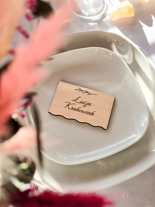 dodatki ślubne Drewniana winietka ślubna z grawerem - motyw gałązki, fala