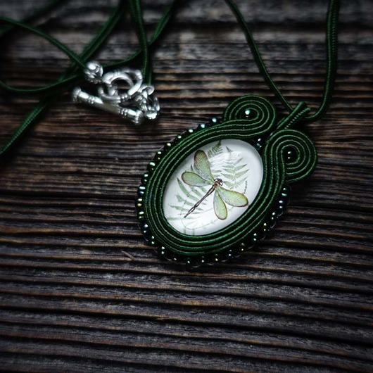 Wisiorek z ważką Mró Soutache