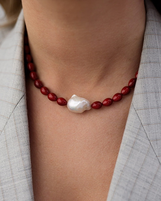 bransoletki - inne Naszyjnik z czerwonych koralików z perłą barokową Paraiso Rubella