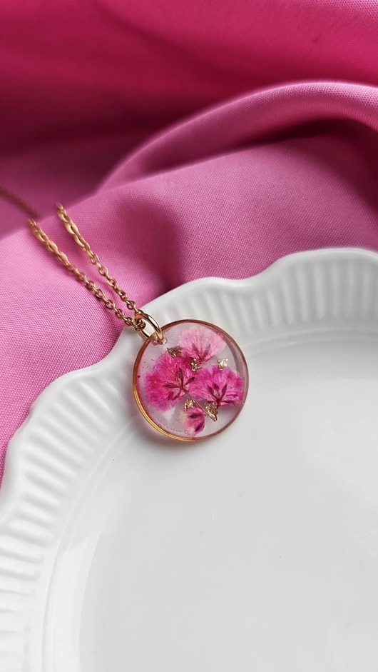 wisiory Naszyjnik z różową gipsówką