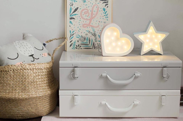 pojemniki na zabawki Jasnoszara metalowa walizka do przechowywania