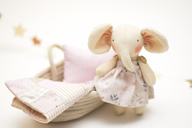 misie i maskotki Słonik w łóżeczku koszu