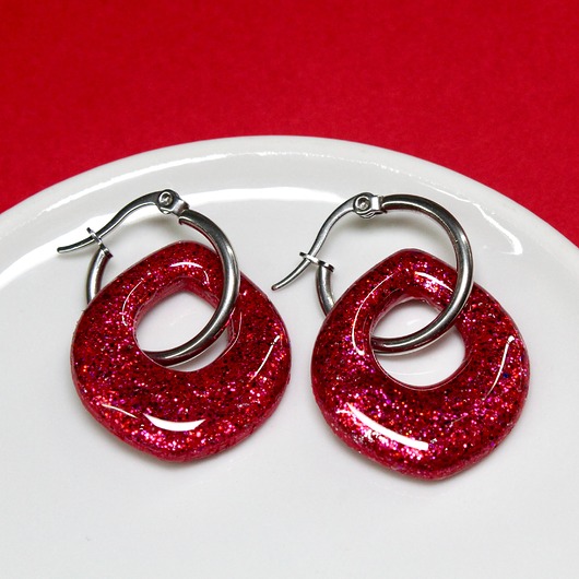 kolczyki z masy plastycznej Kolczyki GLOW czerwone brokatowe krople na kołach