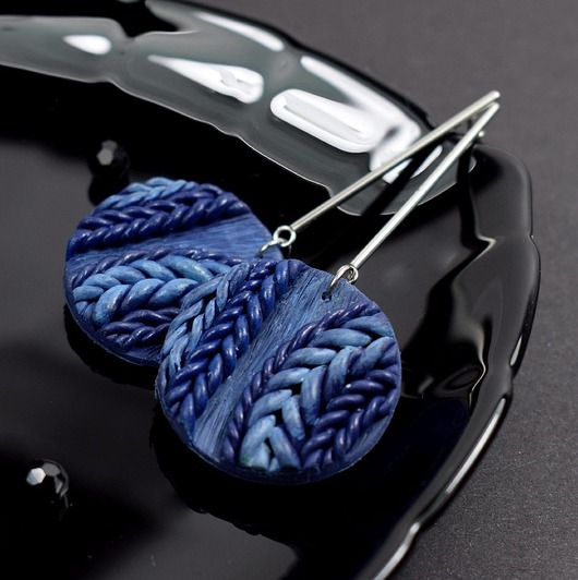 kolczyki z masy plastycznej Wełniane sploty - granatowe kolczyki