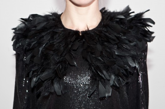 Kołnierz z piór czarny