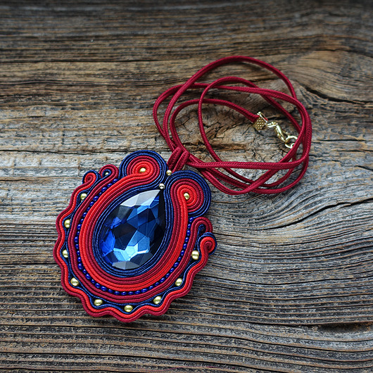 kolie Granat, bordo i złoto- wisior sutasz