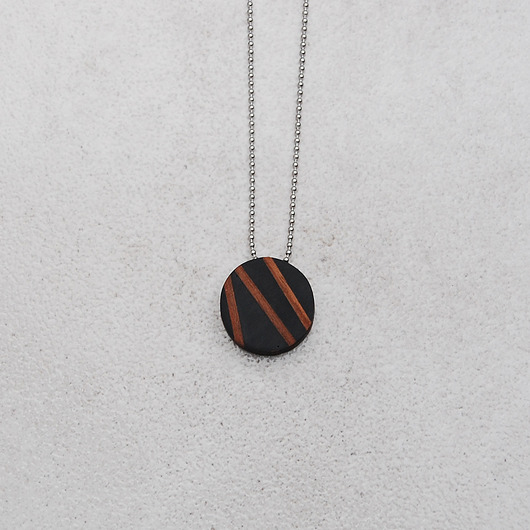 wisiory Mały okrągły naszyjnik z drewnem